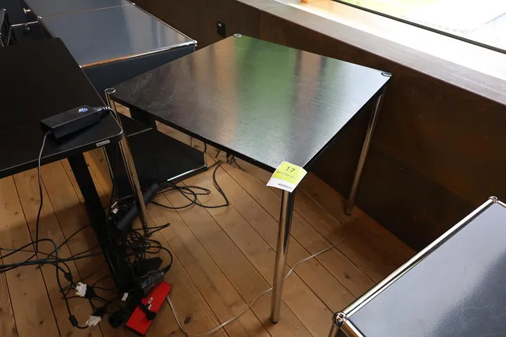 1 x USM Haller Schreibtisch Tischmaß: 75 x 75 x 74 cm